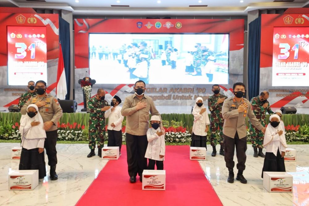 Komjen Pol Firli Bahuri saat tinjau vaksin dan baksos di Jatim