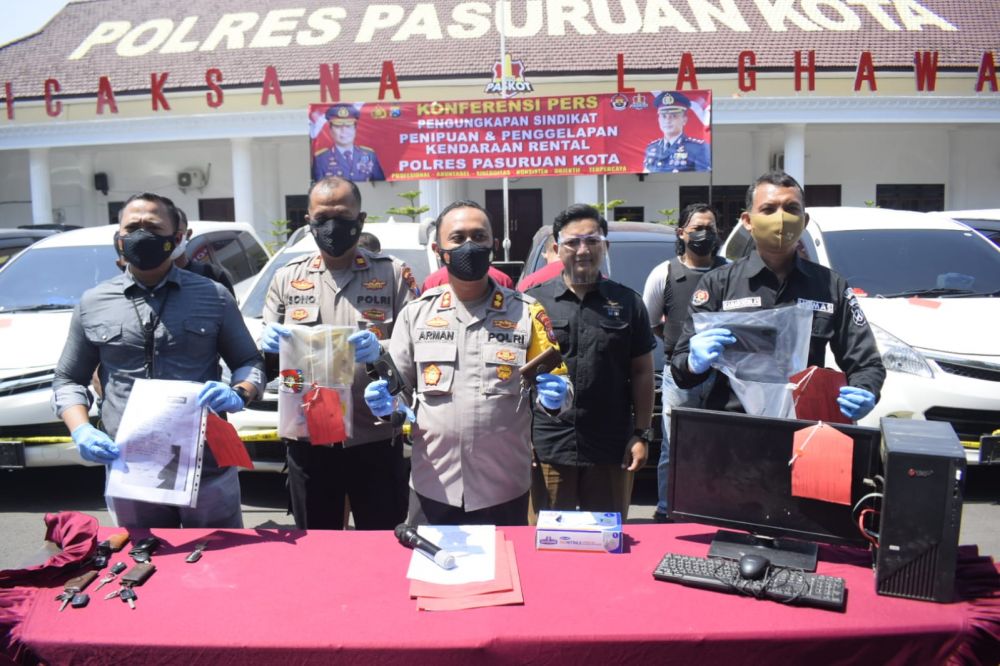 Kapolres Pasuruan Kota AKBP Arman menunjukkan barang bukti yang diamankan beserta tersangka