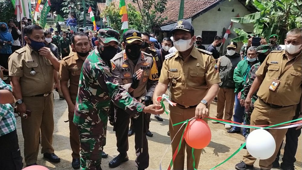 Bupati Sumedang, Dandim 0610/Sumedang dan Kapolres Sumedang, sedang memotong pita peresmian sekaligus penutupan program BSMSS 2021 di Desa Tanjungwangi Kecamatan Tanjungmedar