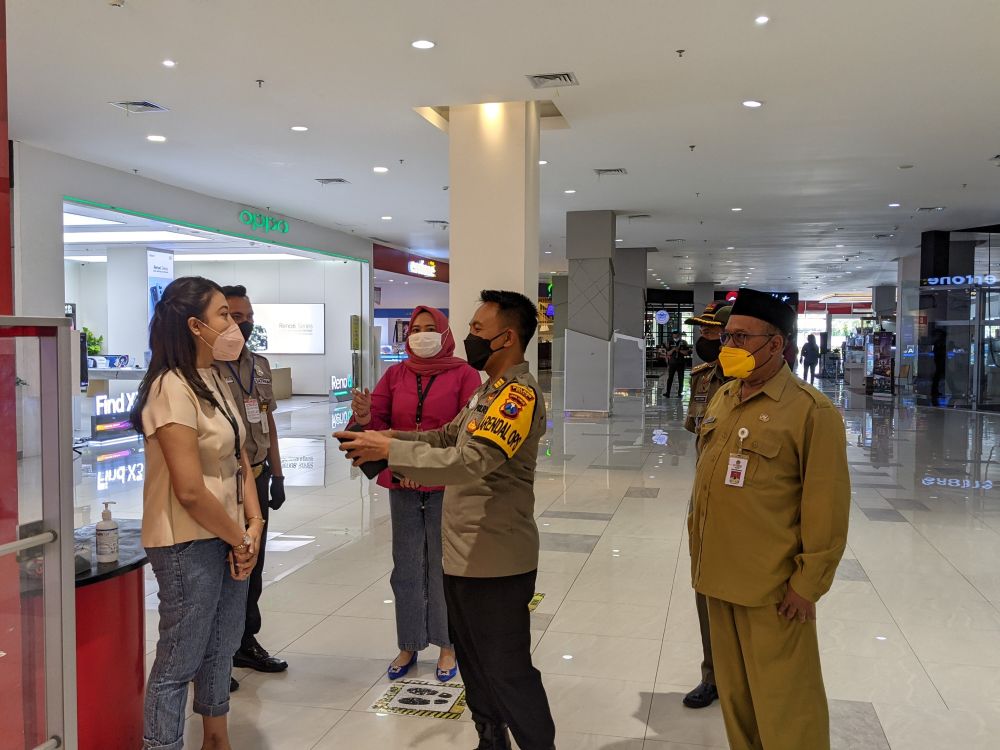 Kabag Ops AKP Imam Mustolih saat memberikan edukasi kepada pengunjung Mall terkait Covid-19