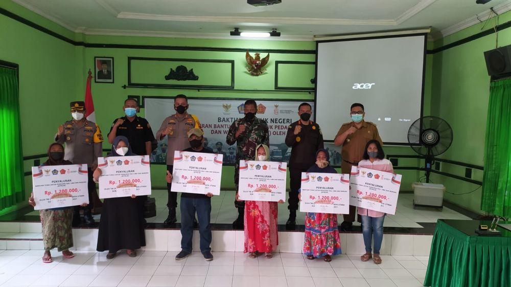 Secara simbolis melalui TNI, pemerintah salurkan BTPKLW ke pedagang terdampak Covid-19