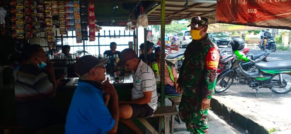 Babinsa Koramil Driyorejo Gresik selalu menjaga Protokol Kesehatan di tiap Warkop
