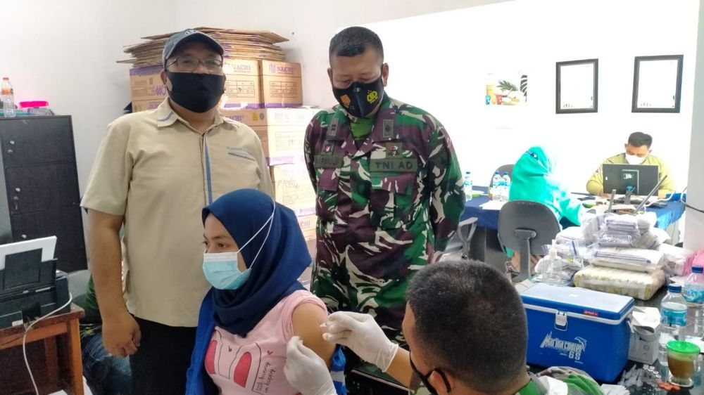 Posramil 13 Sukseskan Serbuan Gerilya Vaksin di PT. Garam