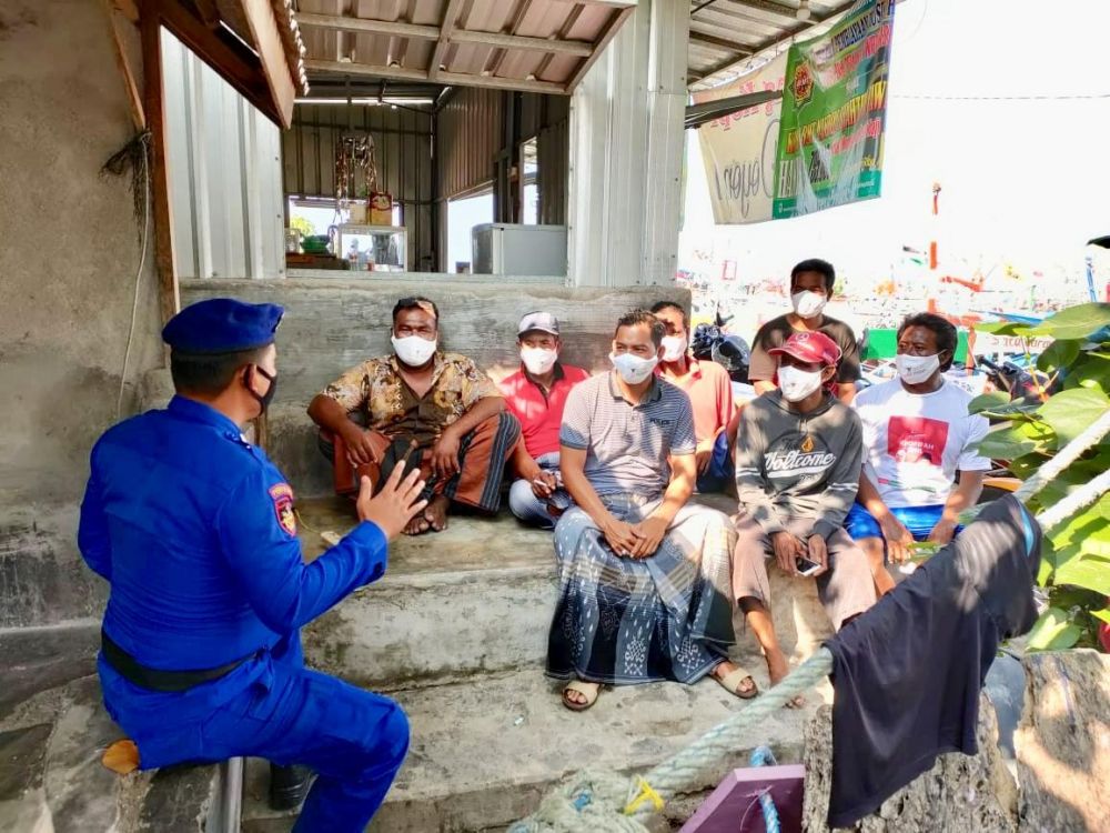 Satpolairud Polres Gresik saat sosialisasi ke nelayan terkait larangan memakai jaring Trawl