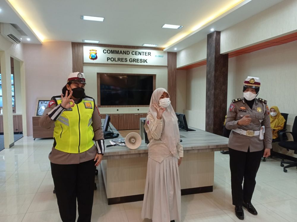 Polwan Satlantas Polres Gresik saat edukasi para pelajar