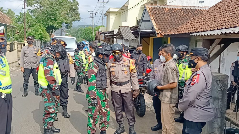Kapolres bersama Dandim dan rombongan saat meninjau langsung kegiatan pemungutan suara, dalam rangka Monitoring Pilkades Serentak Tahun 2021