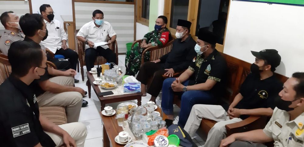 Kapolsek Duduksampeyan AKP Bambang Angkasa bersama perguruan pencak silat saat Silaturahim