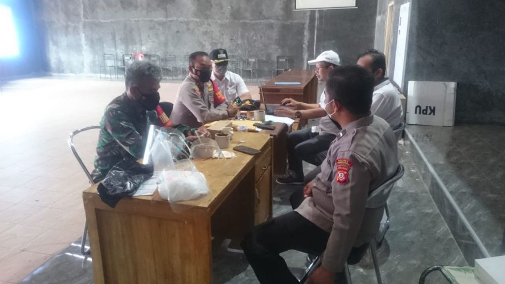 Camat bersama Kapolsek Tanjungkerta beserta , Danramil 1003/Tanjungkerta dan juga staf Kecamatan, staf Polsek Tanjungkerta saat berada di aula kantor Kepala Desa Boros Kecamatan Tanjungkerta