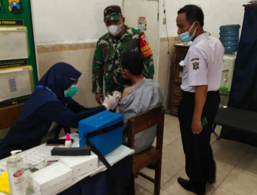 Babinsa Koramil Pabean Cantikan saat pantau vaksin warga binaan