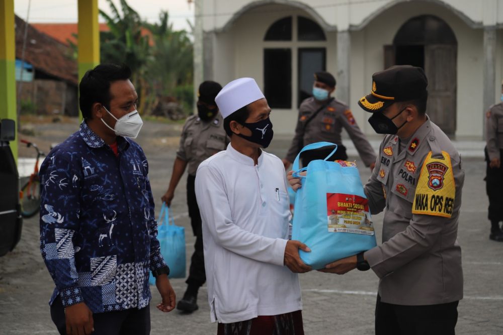Wakapolres Gresik Kompol Eko Iskandar secara simbolis memberikan paket bantuan ke warga terdampak puting beliung