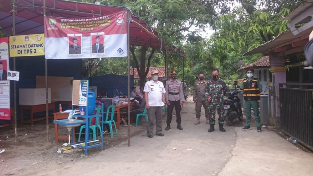 Camat Surian, Danpos Surian, Kapolsek Surian, Trantibum Surian, staf Desa Ranggasari, sedang monitor TPS 2 dekat kantor sekretariat Desa.