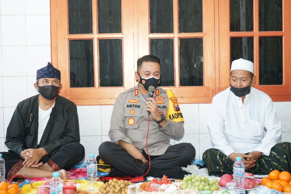 Kapolres Pelabuhan Tanjung Perak AKBP Anton Elfrino Trisanto saat silaturahmi ke Tomas di wilayah Asemrowo