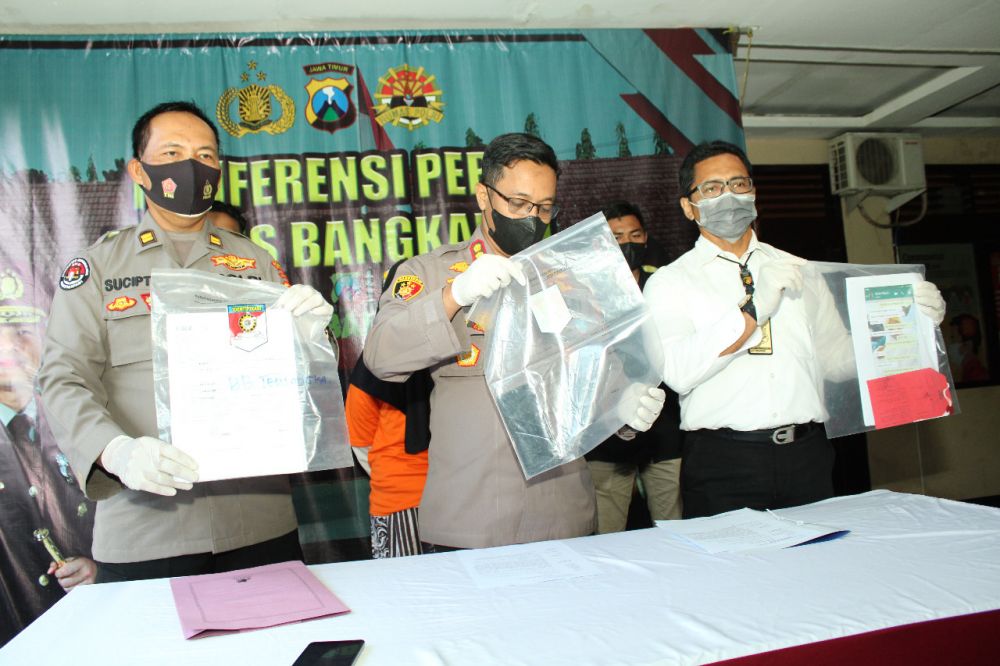 Kapolres Bangkalan AKBP Alith Alarino saat menunjukkan barang bukti yang diamankan beserta tersangka