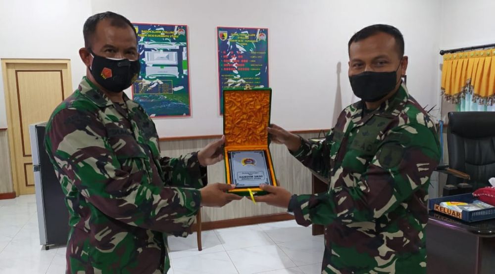 Dandim 0830/SU memberikan cinderamata kepada Mayor Inf Sumarji