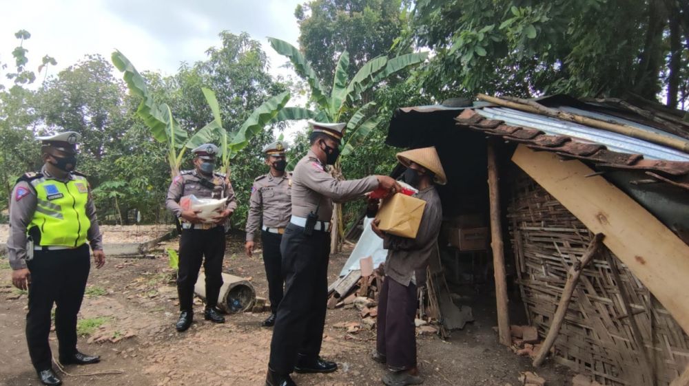 Satlantas Polres Bojonegoro salurkan bantuan untuk masyarakat terdampak pandemi Covid-19