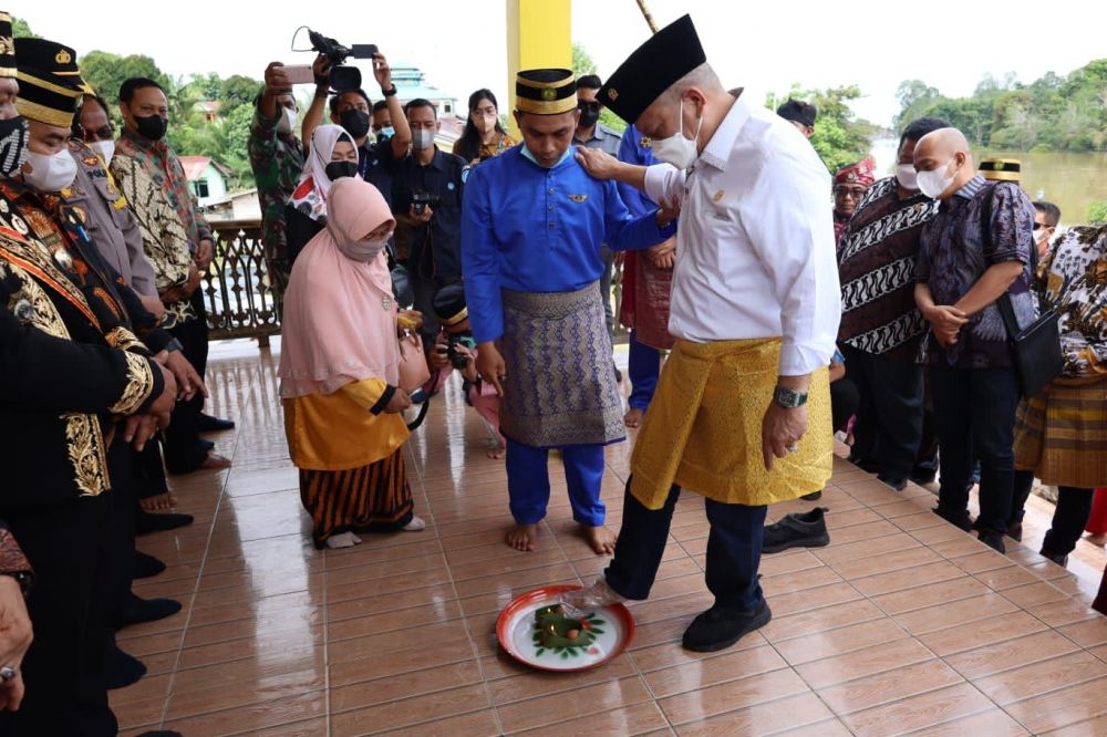 Ketua DPD RI AA LaNyalla Mahmud Mattalitti saat melakukan prosesi adat