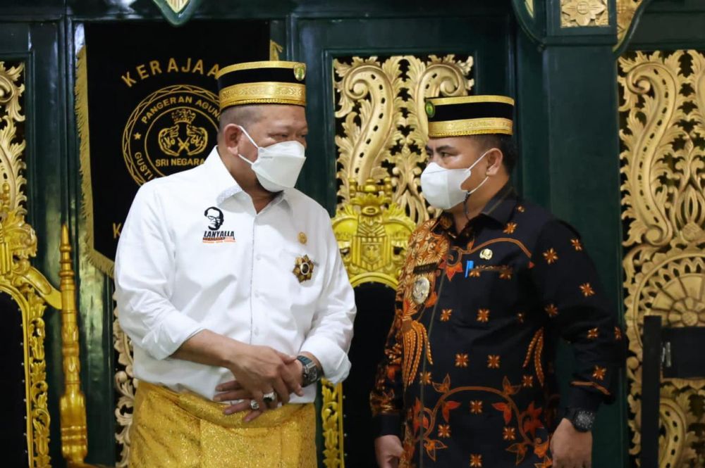 Bupati Sekadau Aron bersama ketua DPD RI di Kerajaan Kusuma Negara Sekadau Kalbar