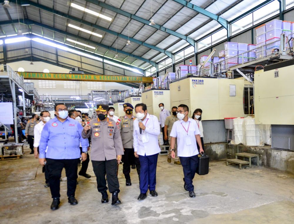 Kapolri Jenderal Polisi Listyo Sigit Prabowo saat tinjau PT. Cahaya Perdana Plastik