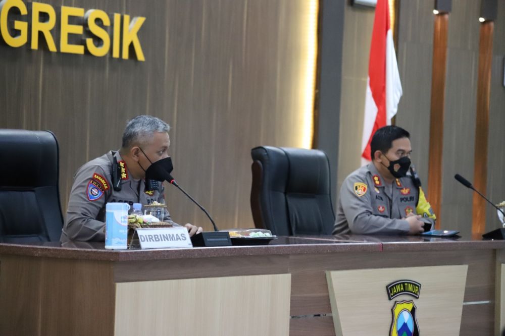 Kapolres Gresik AKBP Mochamad Nur Azis bersama Dirbinmas Kombes Pol Asep Irpan Rosadi saat memberikan pembekalan
