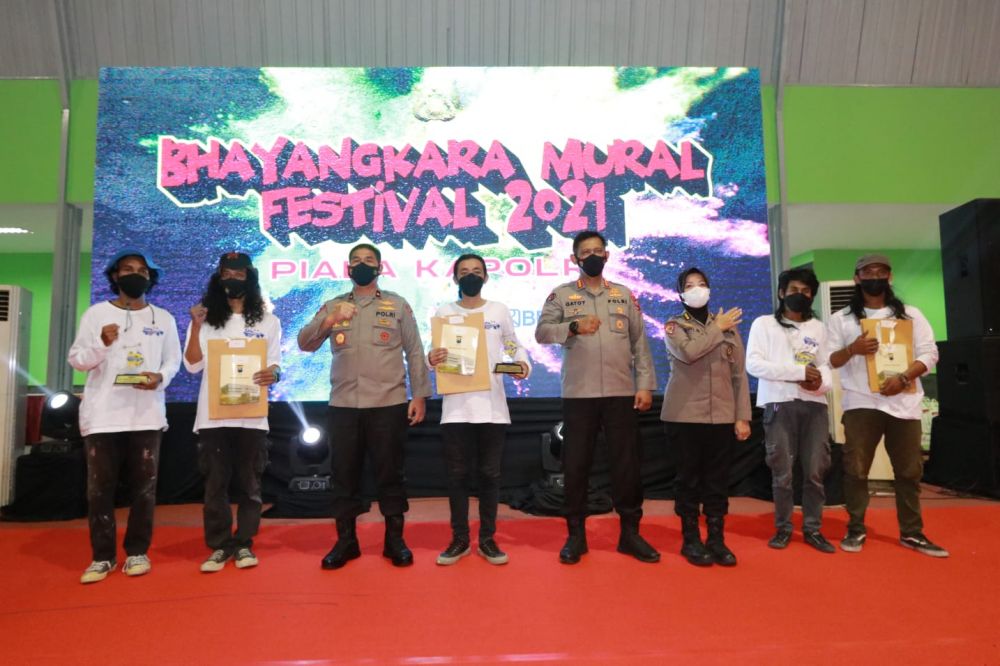 Para pemenang lomba lukis Mural Bhayangkara Festival yang akan di berangkatkan ke Mabes Polri