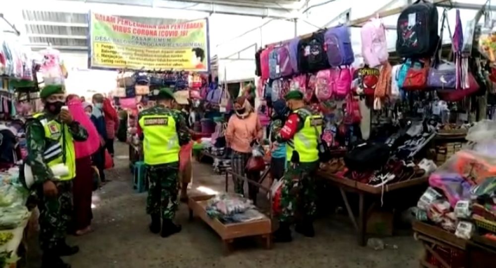 Serda Andreas Babinsa Koramil Balongpanggang saat sosialisasi Prokes di pasar Balongpanggang