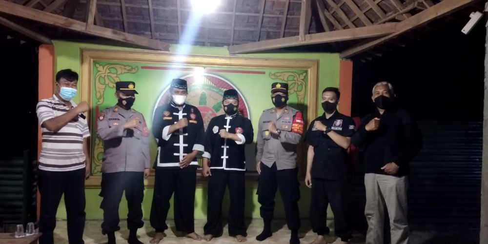 Peresmian Pencak silat kera sakti yang dihadiri Kapolsek Wringinanom dan Kapolsek Kedamean