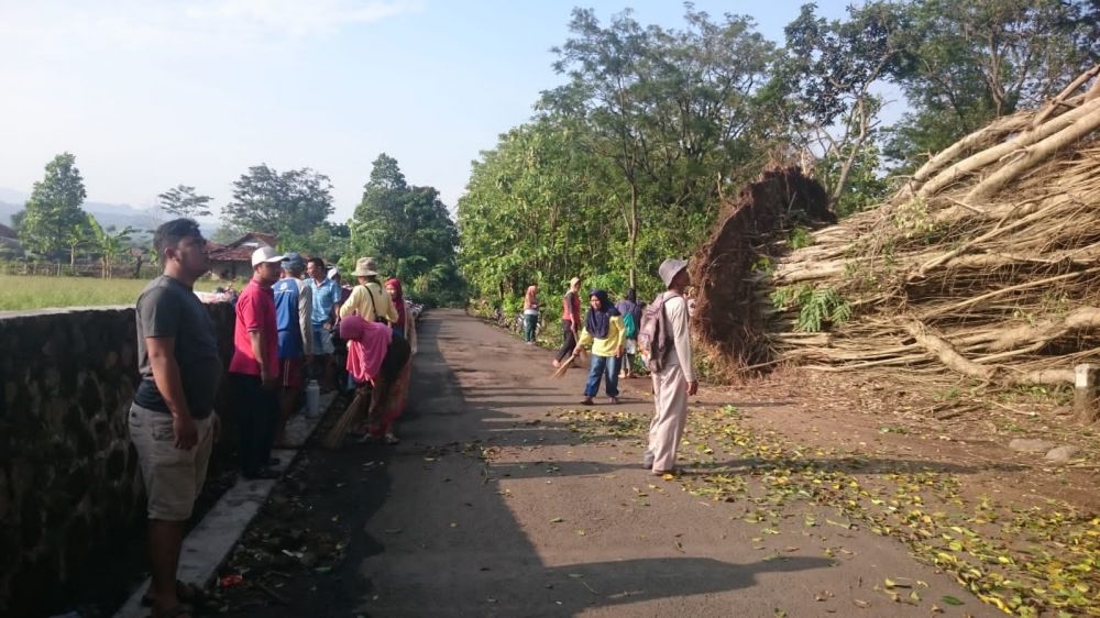 Pemdes Mekarmukti Lakukan Giat Kerjabakti Bersama Masyarakat