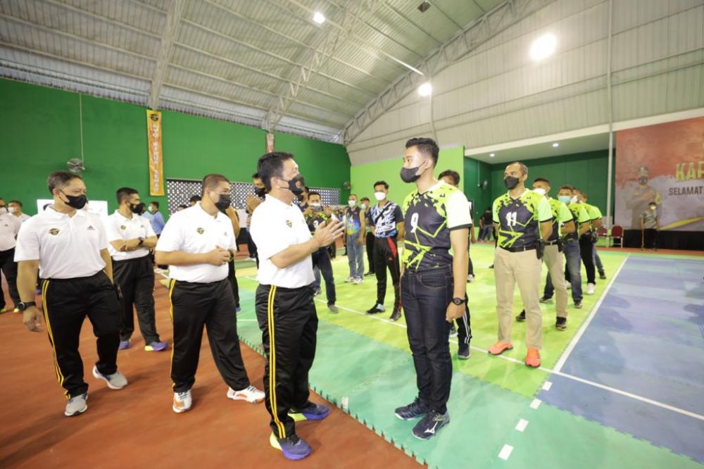 Kapolda Jatim Irjen Pol Dr Nico Afinta saat cek kesiapan peserta lomba olahraga peringati hari Pahlawan