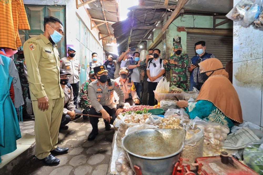 Kapolda Jatim Irjen Pol Dr Nico Afinta saat membeli dagangan sembari wawancara dengan pedagang terkait Aiptu Sumilak