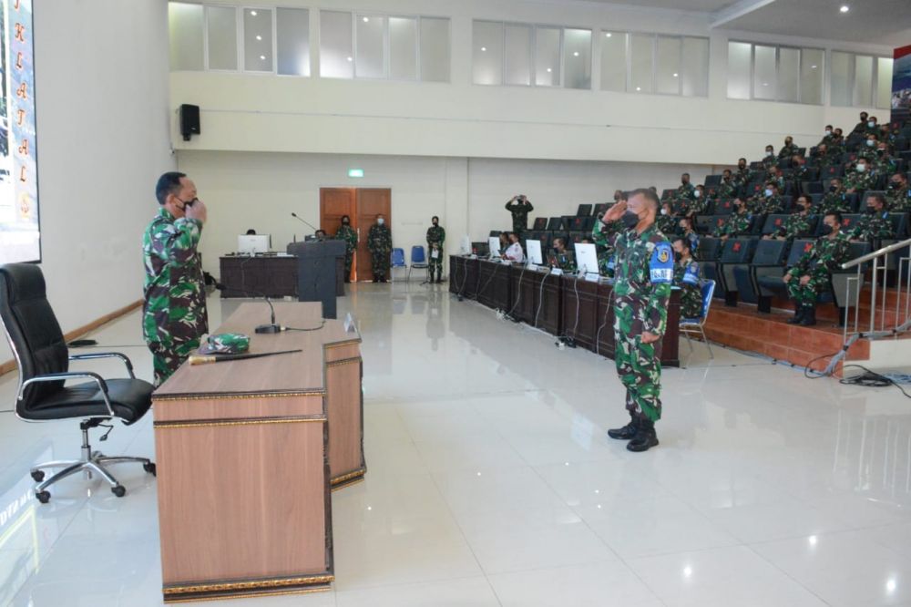 Dankodiklatal Laksamana Madya TNI Nurhidayat saat memberikan pembekalan