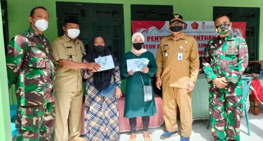 Koramil Sangkapura salurkan BTPKLW-TNI ke pedagang terdampak pandemi Covid-19