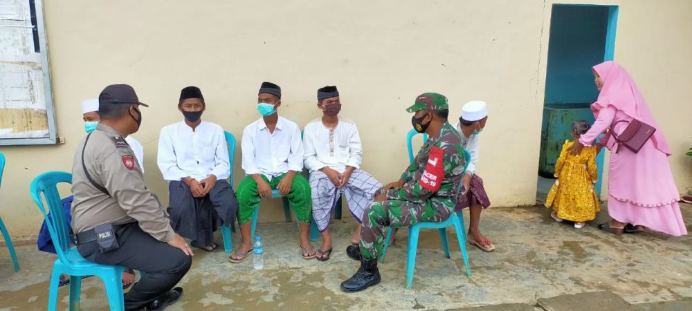 Babinsa dan Bhabinkamtibmas Sosialisasi Ajak Santri Ikut Vaksin