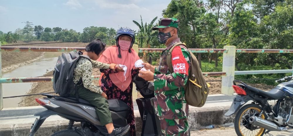 Peltu Imam saat membagikan masker gratis ke warga dan sosialisasi Protokol Kesehatan