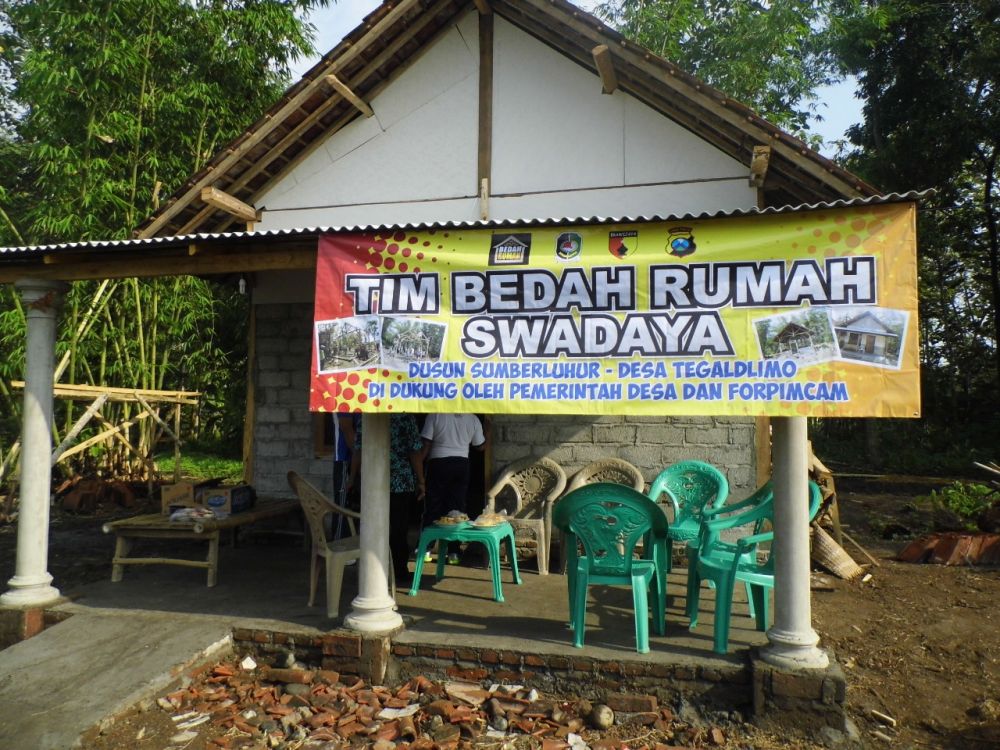Bedah rumah swadaya masyarakat BWI yang di inisiasi Aiptu Sutomo Bhabinkamtibmas Polsek Tegaldlimo