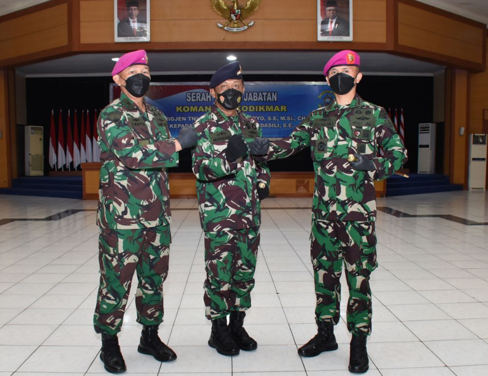 Dankodiklatal Laksamana Madya TNI Nurhidayat bersama Brigjen TNI (Mar) Endang Taryo dan Kolonel Marinir Ili Dasili