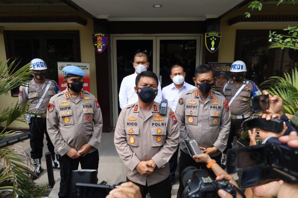 Kapolda Jatim Irjen Pol Dr Nico Afinta saat memberikan komitmen untuk anggota yang melanggar aturan dan beri reward bagi yang prestasi