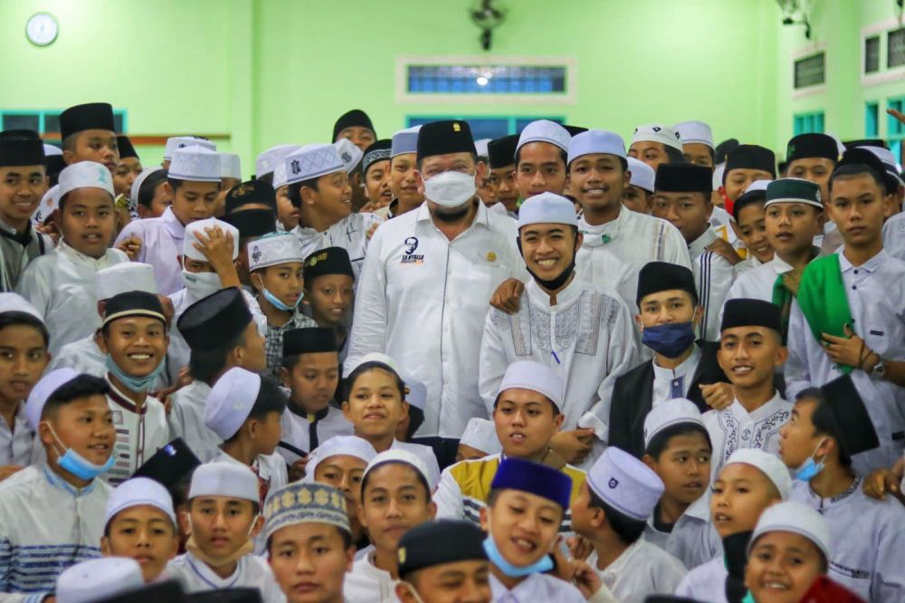 Ketua DPD RI bersama santri di salah satu Ponpes di Jatim
