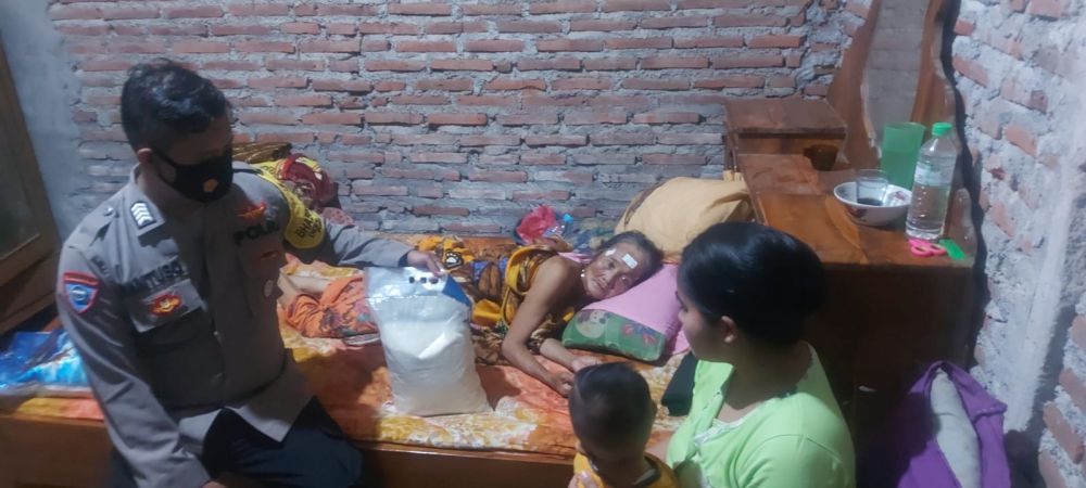 Bhabinkamtibmas Gunung Putri Beri Vitamin dan Sembako ke Warganya