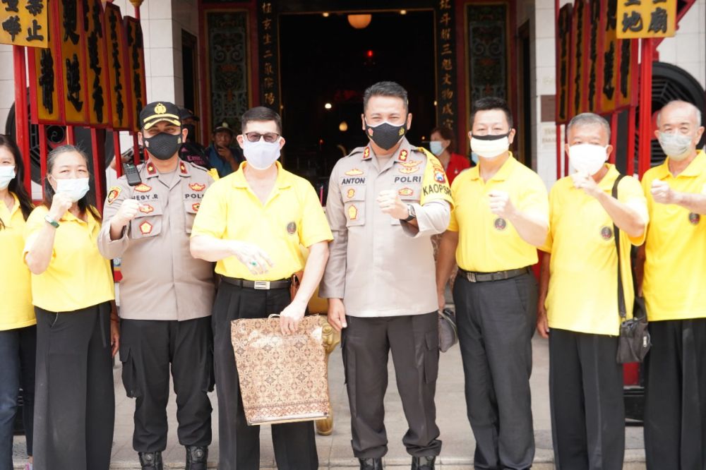 Kapolres Pelabuhan Tanjung Perak AKBP Anton dan PJU Polres Tanjung Perak bersama pengurus Klenteng Pak Kik Bio