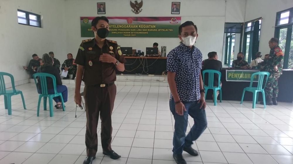 Sujati selaku Kasubsi ekonomi, keuangan dan pengawasan pembangunan strategis saat berkunjung ke Makodim 0610/Sumedang, untuk menyaksikan kegiatan penyaluran bantuan bersama Inal Sainal Saiful S.H., Kasi Intel Kejari Kabupaten Sumedang