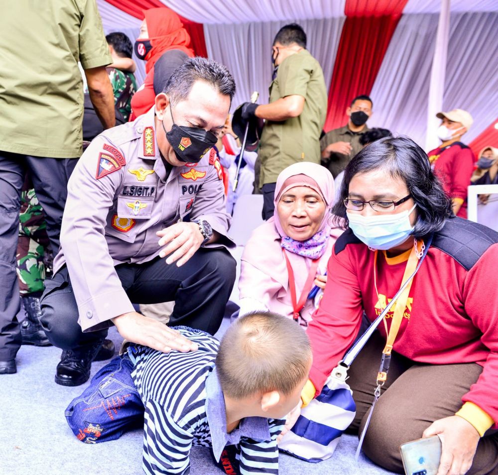 Kapolri Jenderal Polisi Listyo Sigit Prabowo saat menyapa anak korban Covid-19