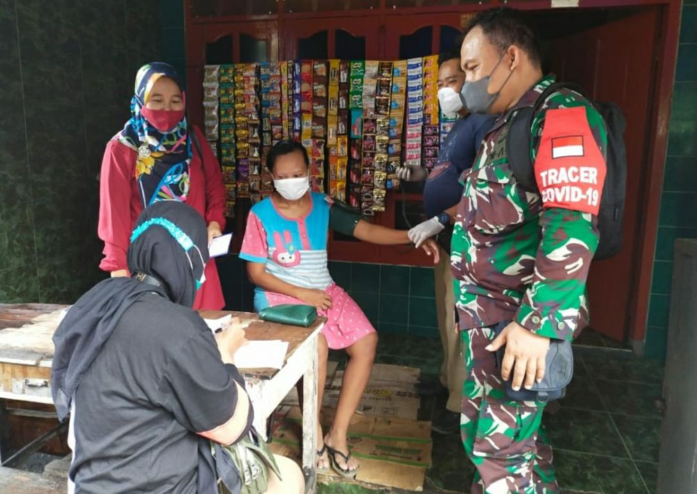 Babinsa Koramil Pabean Cantikan saat dampingi warga binaan Vaksin