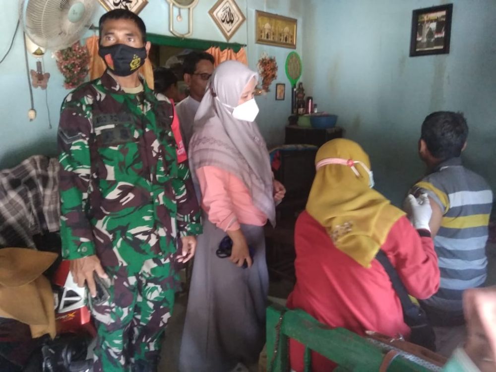 Babinsa dan Nakes Duduksampeyan gelar Vaksin