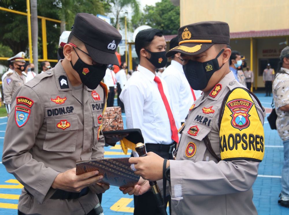 Kapolres Pacitan AKBP Wiwit Ari Wibisono saat memberikan penghargaan kepada Briptu Didin Girang Pramuda