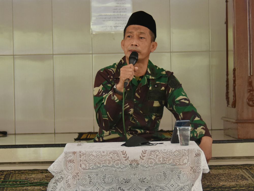 Letkol Laut (KH) M. Sholeh saat memberikan ceramah agama