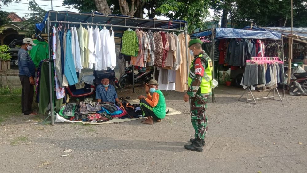 Babinsa Koramil Benjeng terus sosialisasi Protokol Kesehatan di pasar dan tempat keramaian