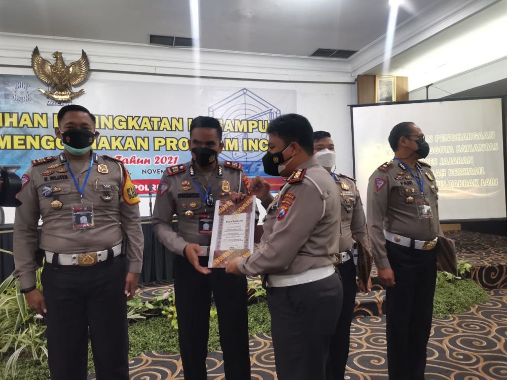 Kasat Lantas Polres Gresik AKP Engkos Sarkosi saat menerima penghargaan di Polda Jatim