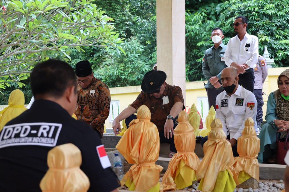 Ketua DPD RI AA LaNyalla Mahmud Mattalitti saat ziarah ke makam pendiri kota Batam