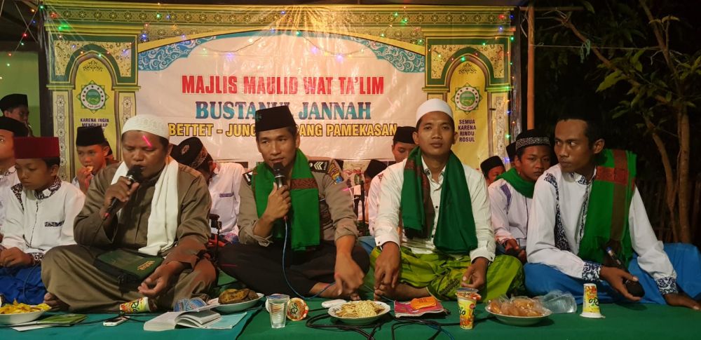 Bripka Sutrisno Kanit Binmas Polsek Kota saat mengikuti gerakan sholawat dan menjadi Bilal