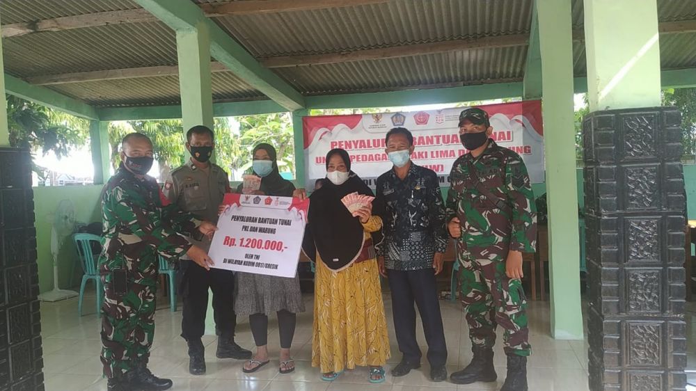 Koramil 0817/13 Ujungpangkah salurkan BTPKLW-TNI ke warga terdampak pandemi Covid-19